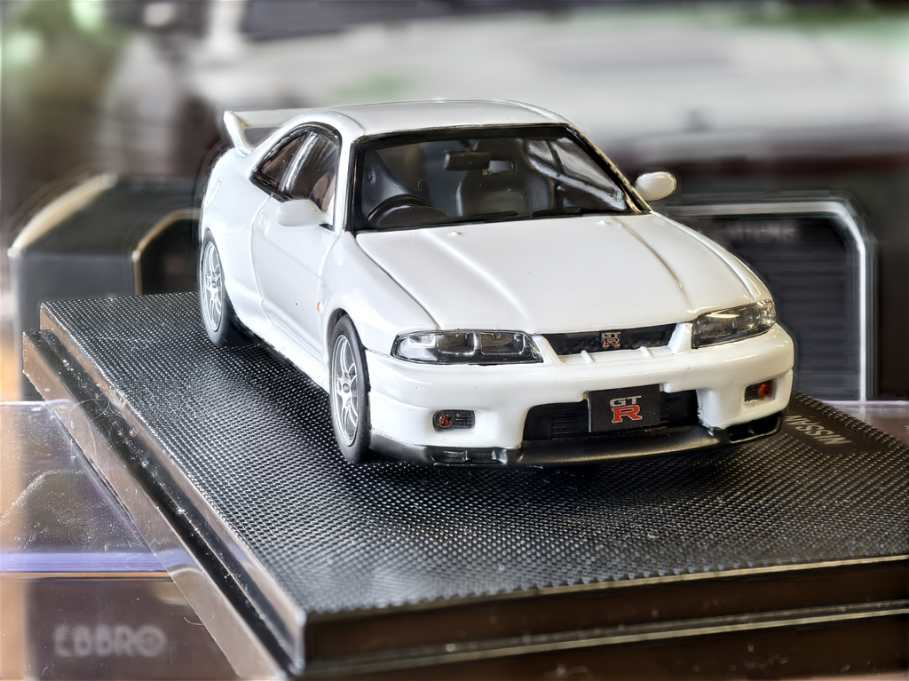 Nissan Skyline GTR R33 in White 1/43 scale Ebbro