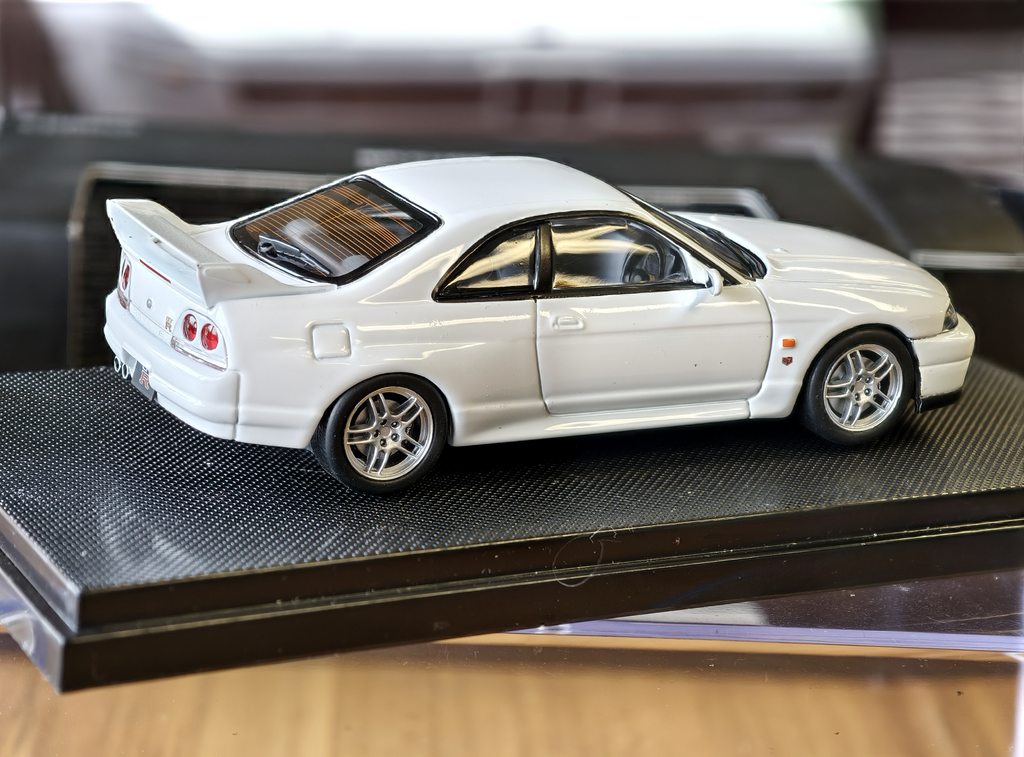 Nissan Skyline GTR R33 in White 1/43 scale Ebbro