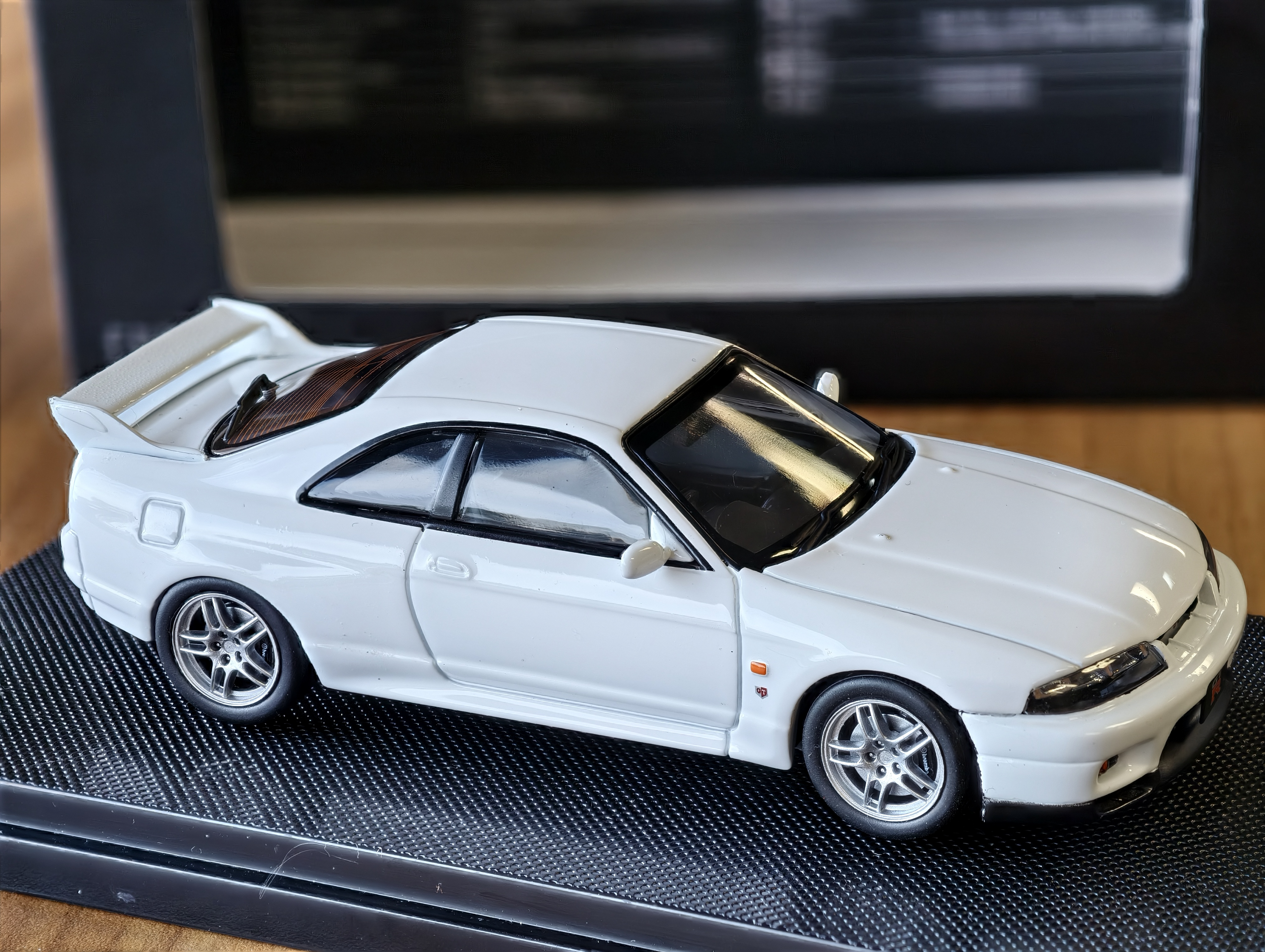 Nissan Skyline GTR R33 in White 1/43 scale Ebbro