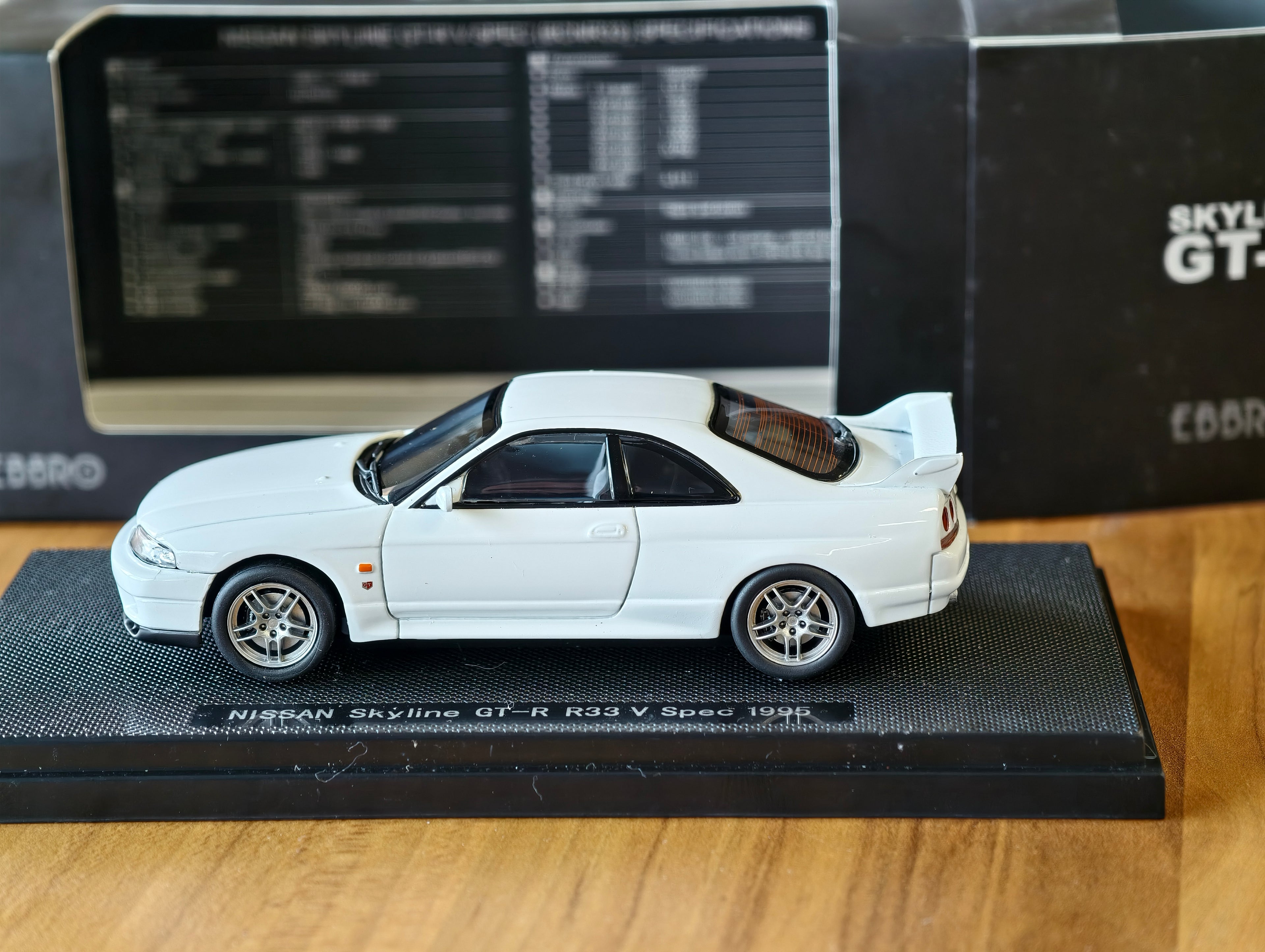 Nissan Skyline GTR R33 in White 1/43 scale Ebbro
