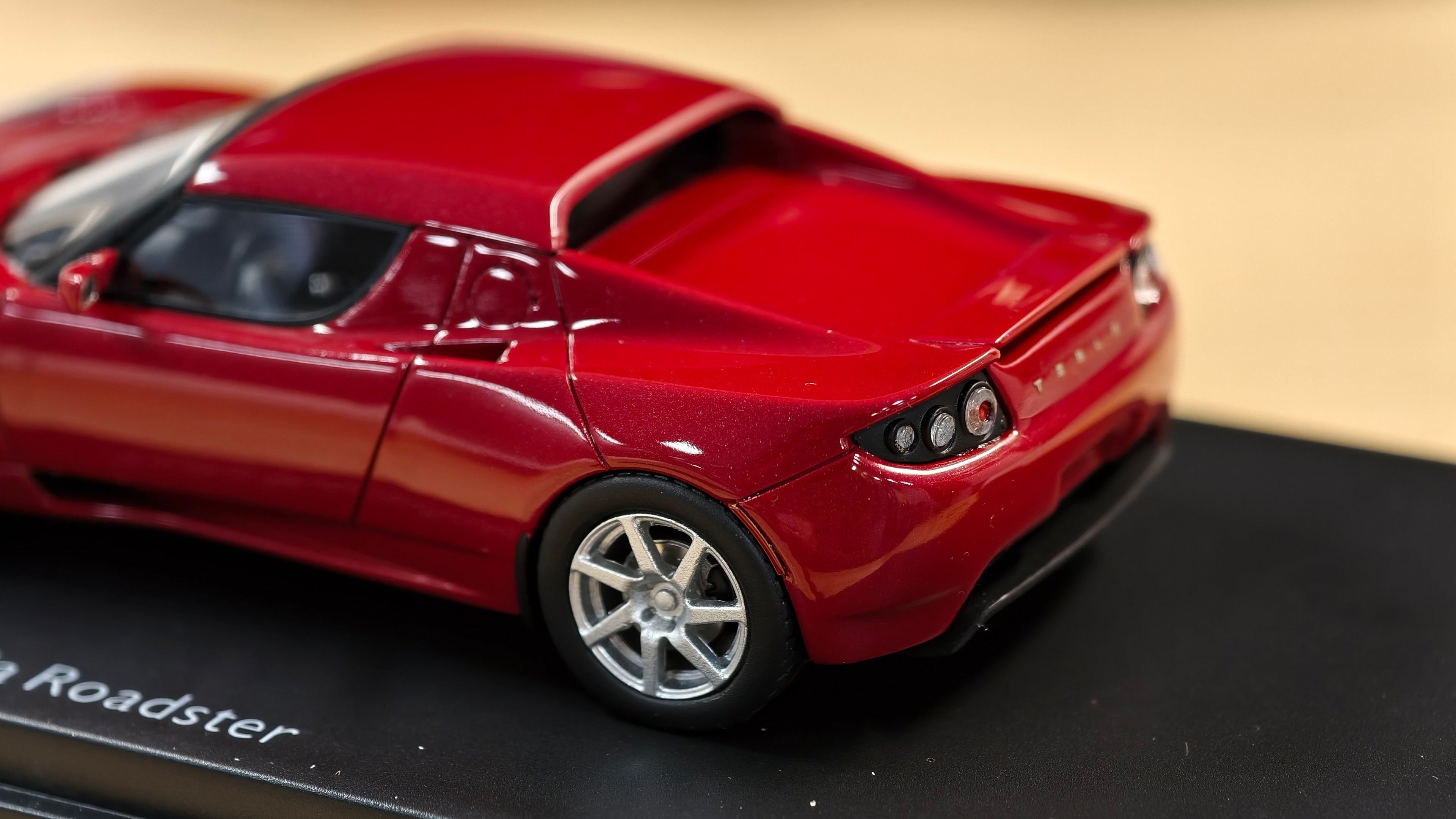 Tesla Roadster 1/43 by Schuco in red